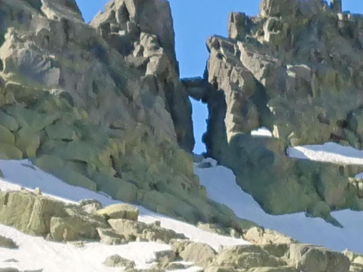 Cara Norte De Gredos Hoyos del Espino Esterno foto