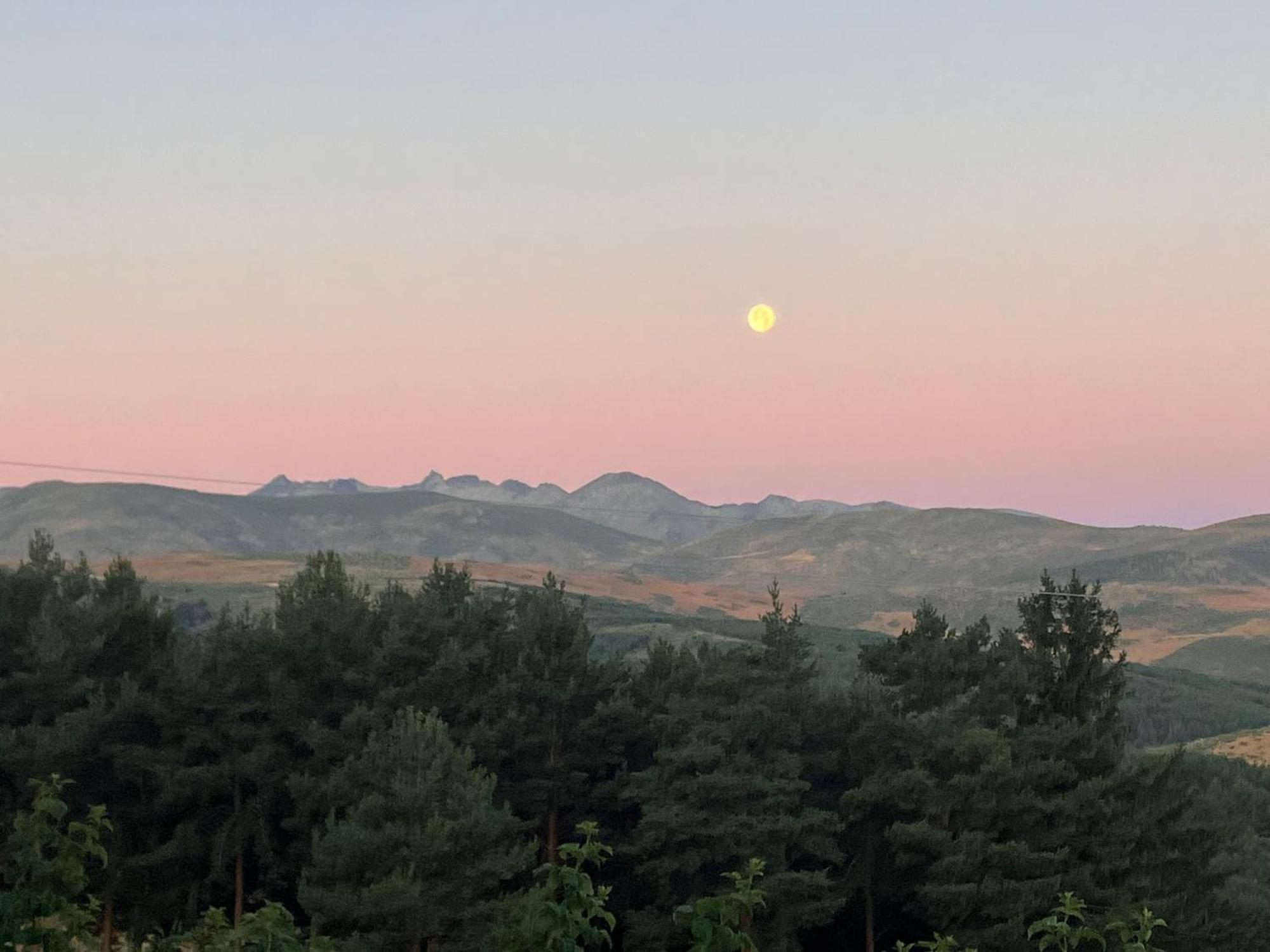 Cara Norte De Gredos Hoyos del Espino Esterno foto